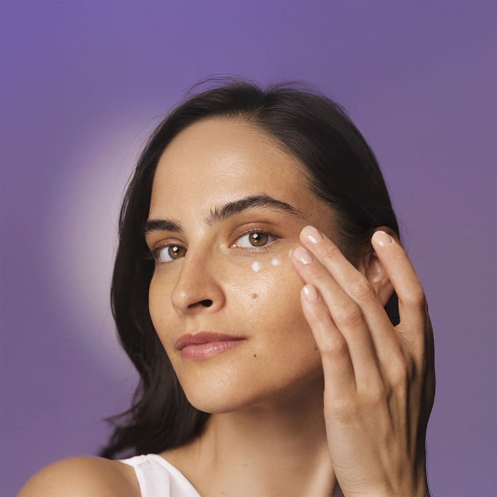 HL/Skin Crema Nutriente Contorno Occhi in una scena di uso quotidiano