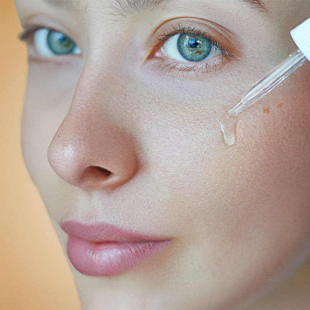 HL/Skin Siero Niacinamide 10% in una scena di uso quotidiano