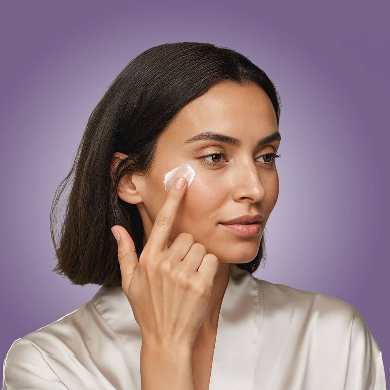 HL/Skin Crema da Notte Rivitalizzante in una scena di uso quotidiano