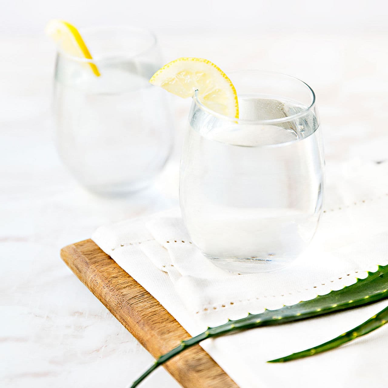 AloeMax preparato, il succo di aloe diluito in un bicchiere d’acqua