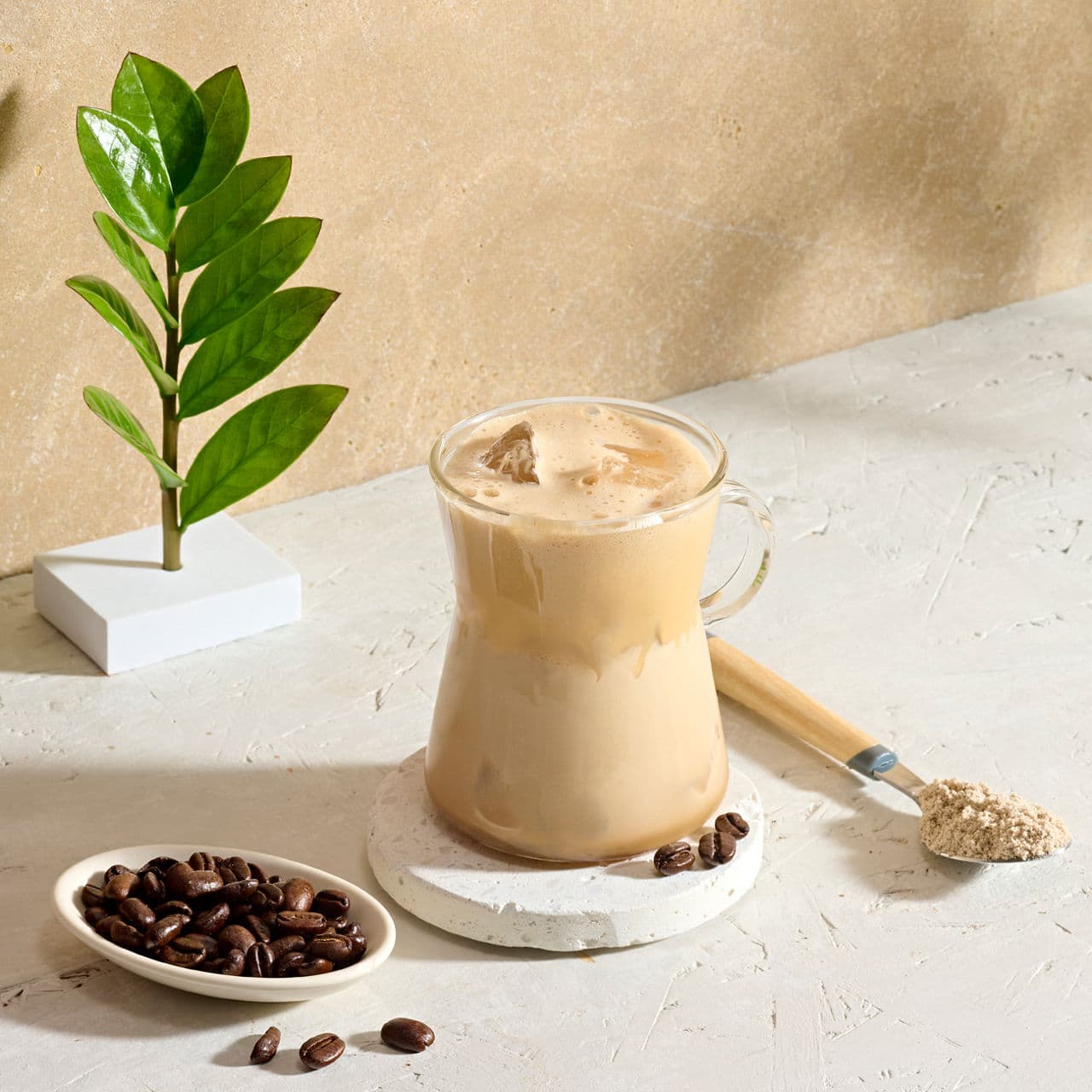 High Protein Iced Coffee al gusto Latte Macchiato, il prodotto preparato nel bicchiere