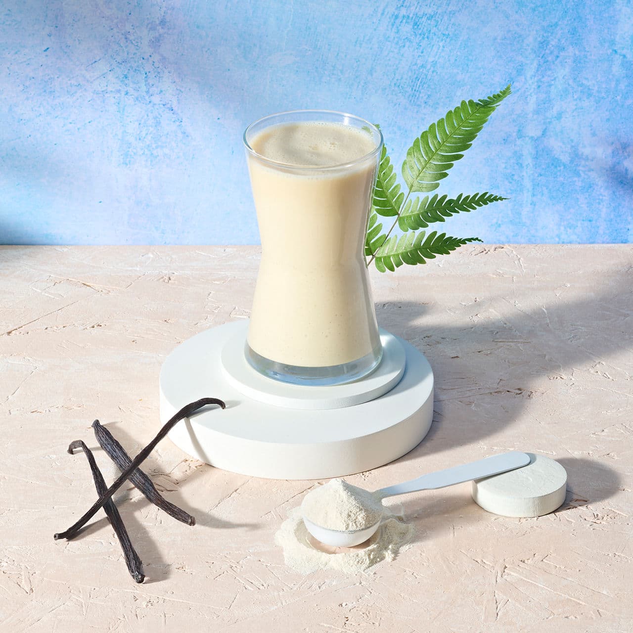 Protein Drink Mix preparato in un bicchiere, la bevanda cremosa alla Vaniglia pronta da bere.